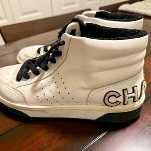 CHANEL MENS HIGH TOP WHITE LEATHER SNEAKER WITH CHANEL RAISED LOGO ON HEEL